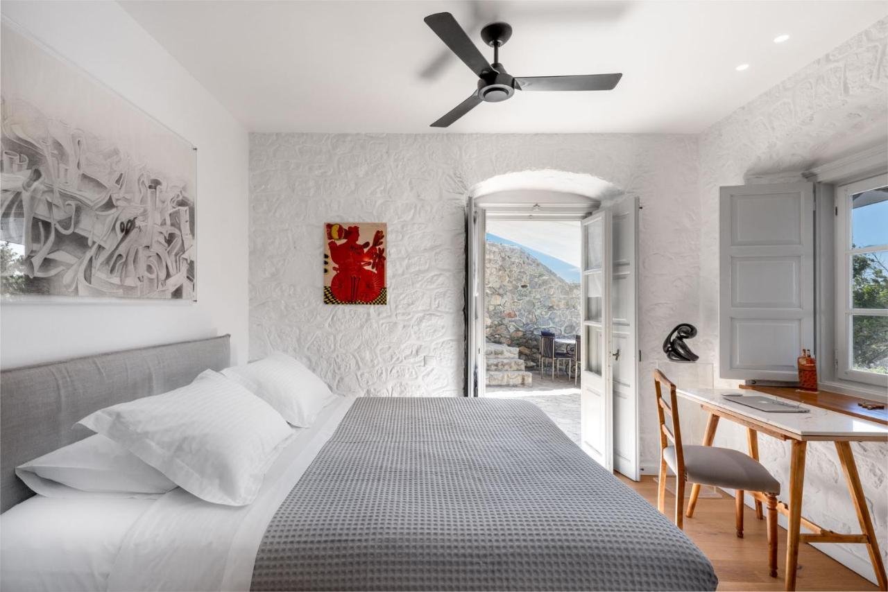 Onos Hydra (Saronic Islands)